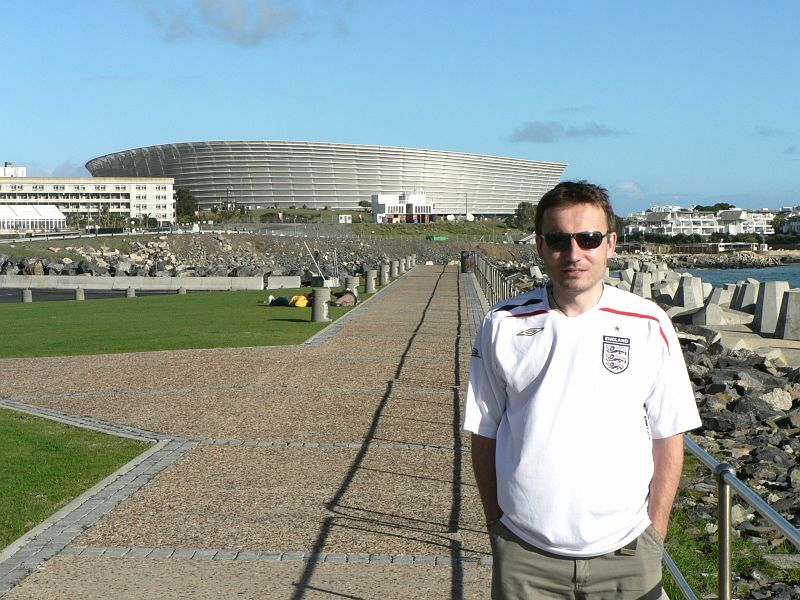 JAR 514.JPG - Za mnou se nachází fotbalový stadion. Fotka je pořízena u luxusního nákupního centra.